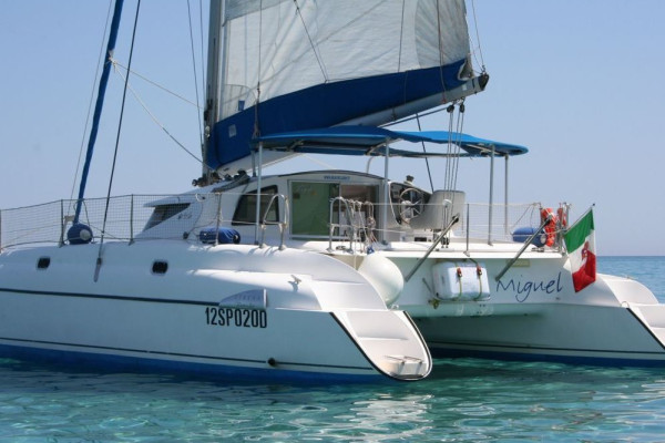TOUR IN CATAMARANO ALLA SCOPERTA DI CALETTE DALLA BELLEZZA MOZZAFIATO